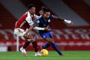  阿森纳防线失误造致命失球  