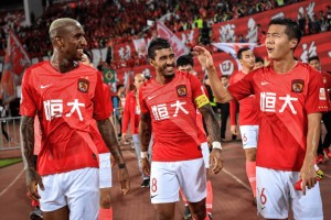  法甲金靴争夺激烈，三人同入二十球大关  